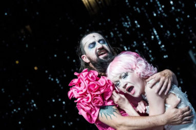 Szene aus dem Stück "The Black Rider"