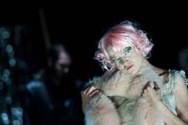 Szene aus dem Stück "The Black Rider"